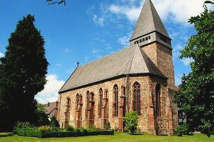 Die Kirche von Wiesenfeld, an deren Mauer der Kräutergarten liegt